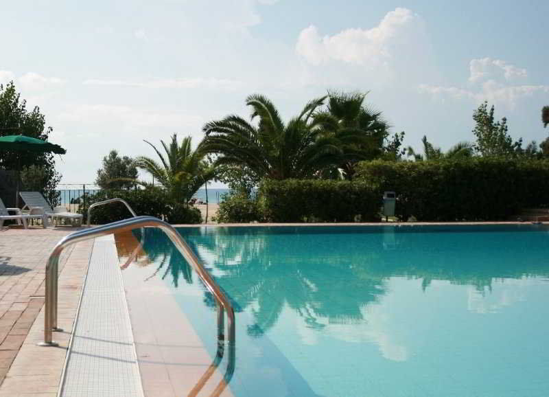 Marina Del Marchese Beach Resort บอตริเชลโล ภายนอก รูปภาพ